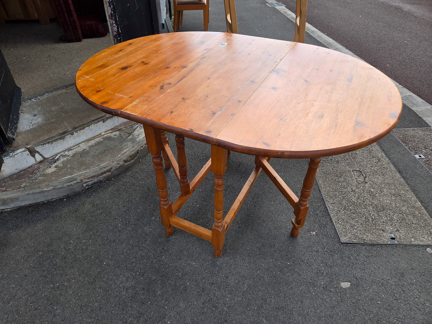 Butterfly table and 2 chairs ๐ Free delivery in Leicester ๐