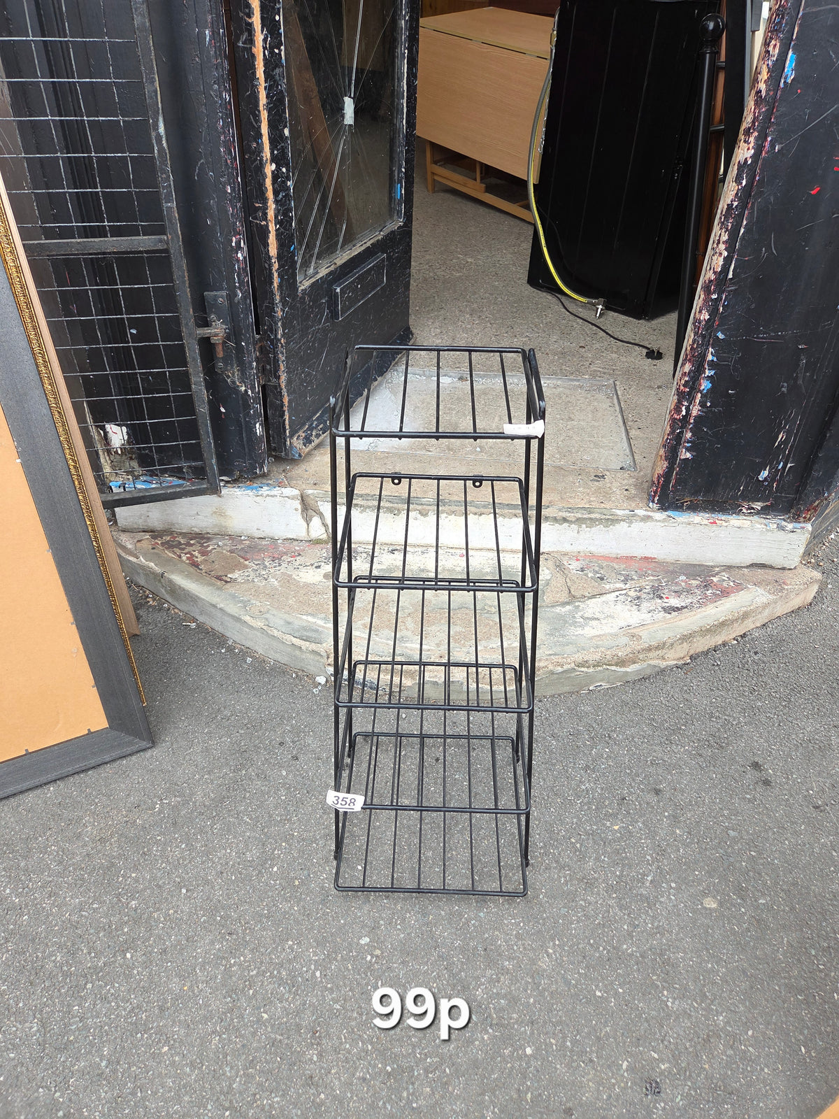Metal shelving unit