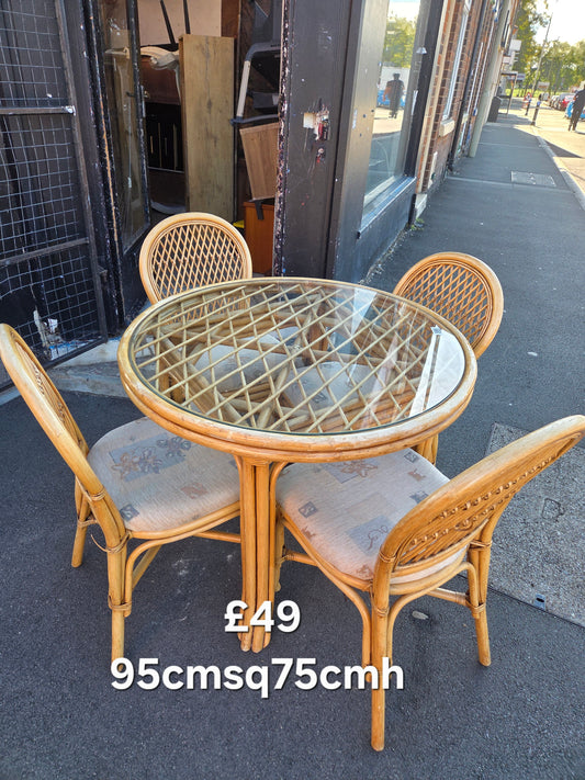 Dining table and 4 chairs 🌟 Free delivery in Leicester 🌟