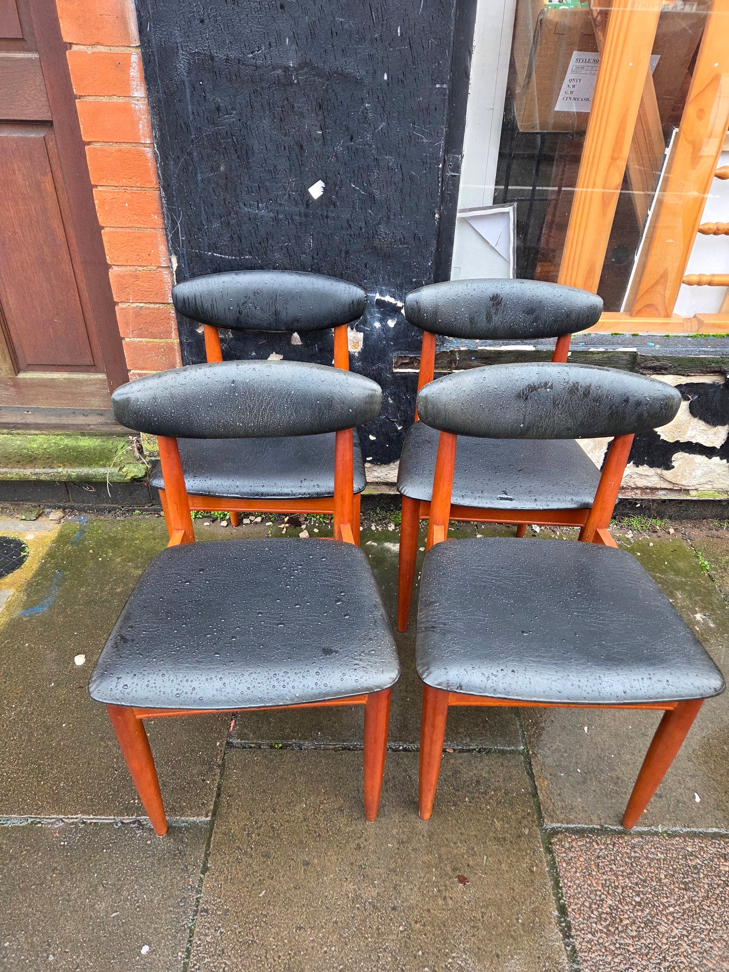 Dining table and 4 chairs 🌟 Free delivery in Leicester 🌟