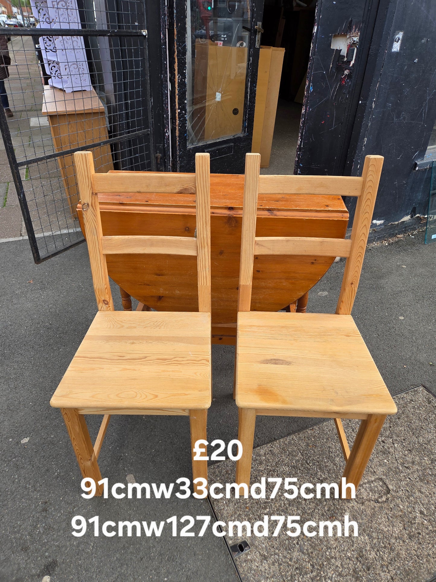 Butterfly table and 2 chairs 🌟 Free delivery in Leicester 🌟