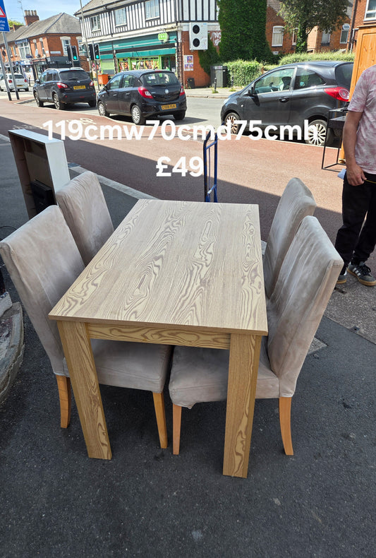 Dining table and 4 chairs 🌟 Free delivery in Leicester 🌟