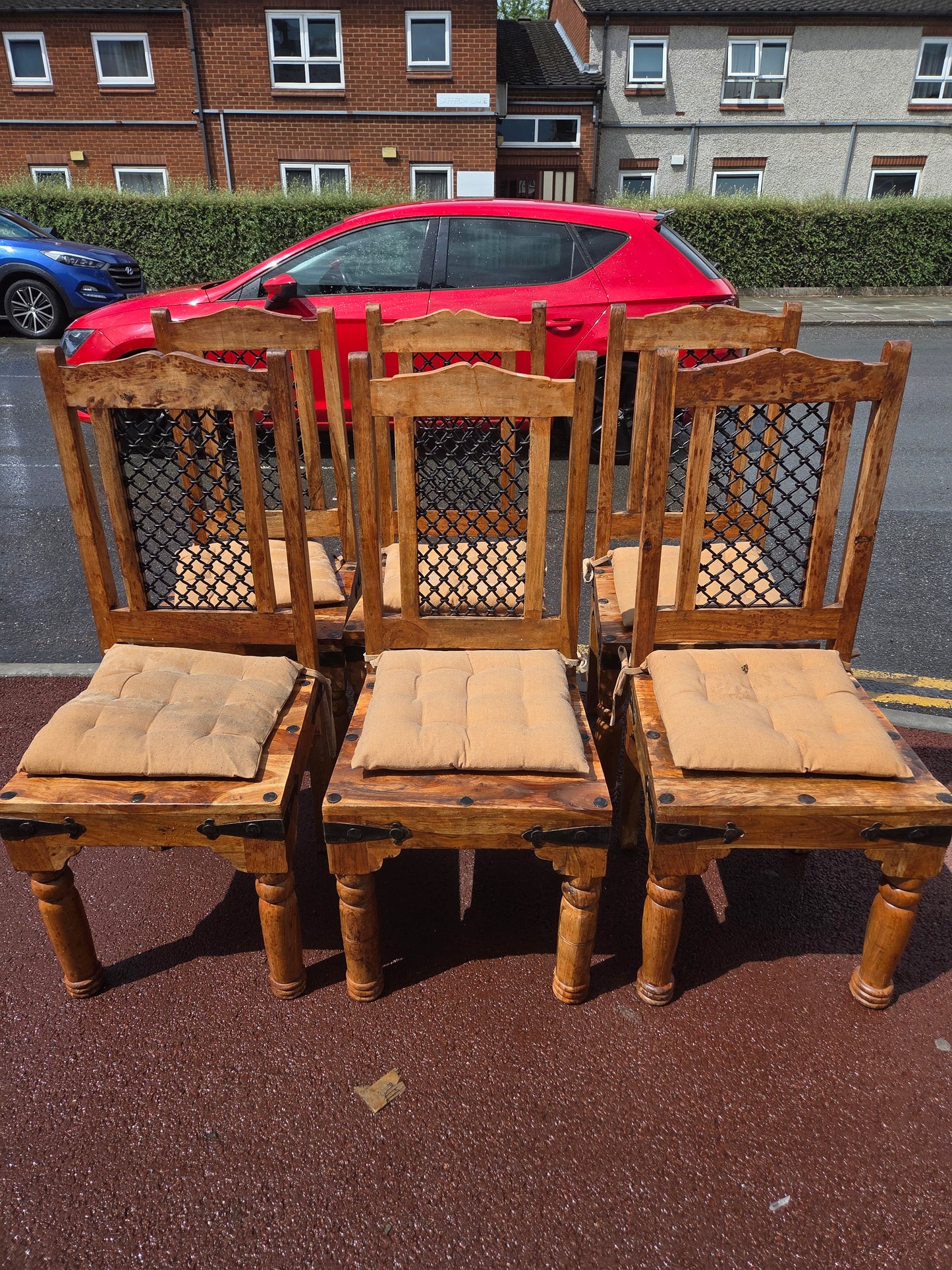 Dining table and 6 chairs 🌟 Free delivery in Leicester 🌟