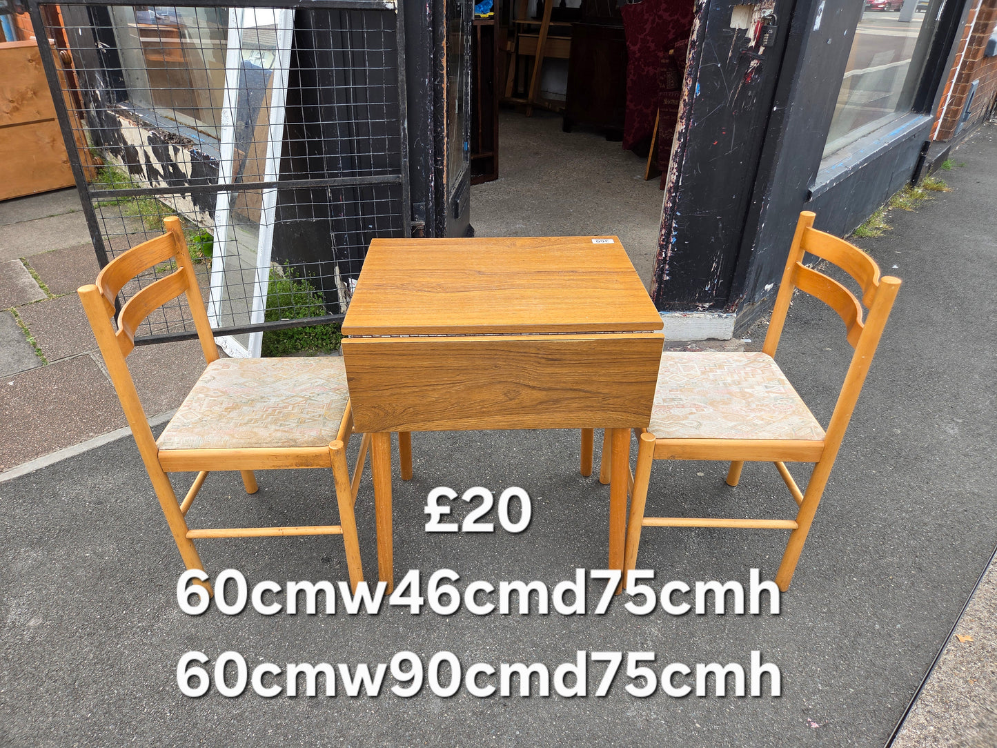Butterfly table and 2 chairs 🌟 Free delivery in Leicester 🌟
