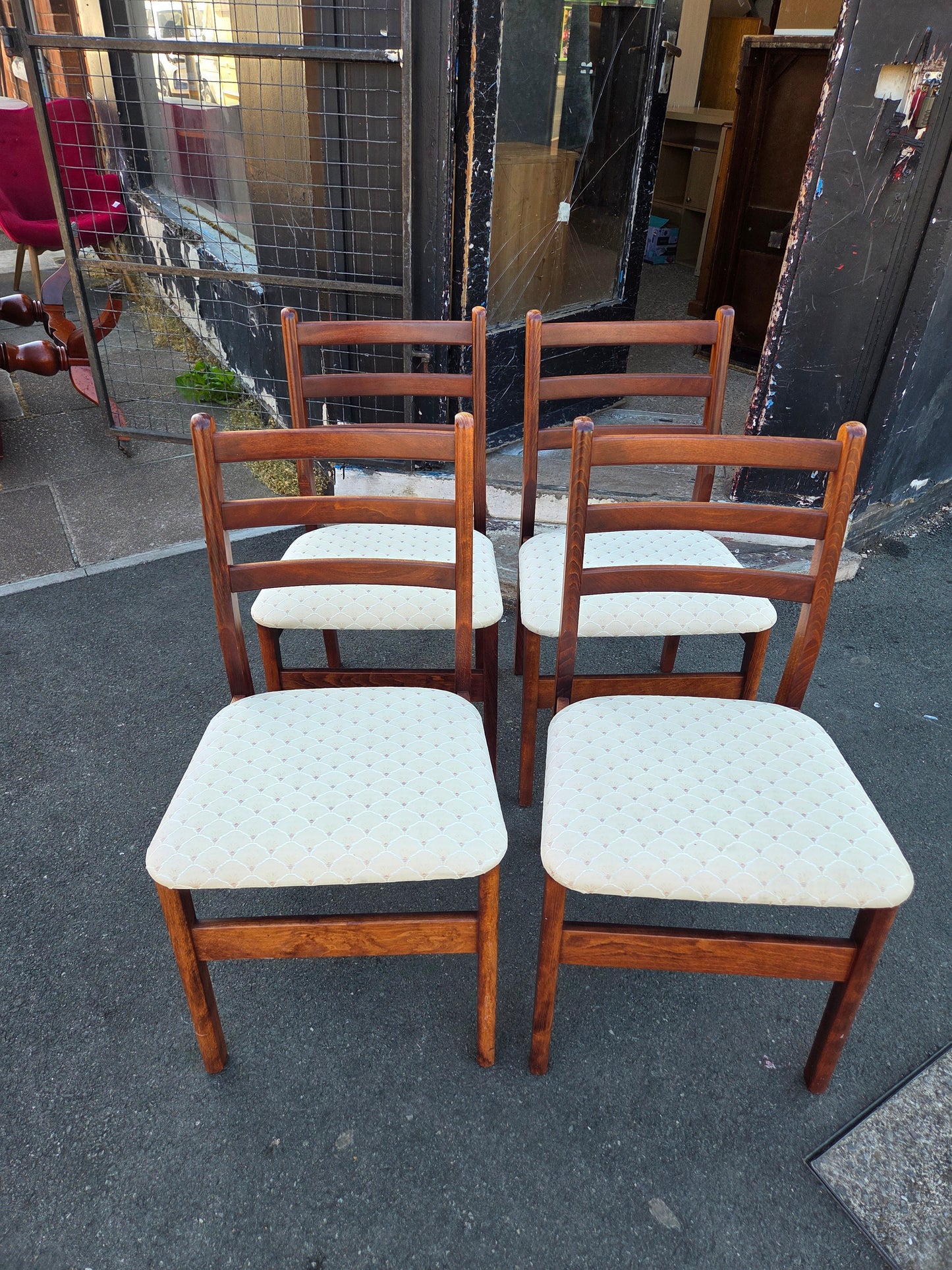 Dining table and 4 chairs 🌟 Free delivery in Leicester 🌟