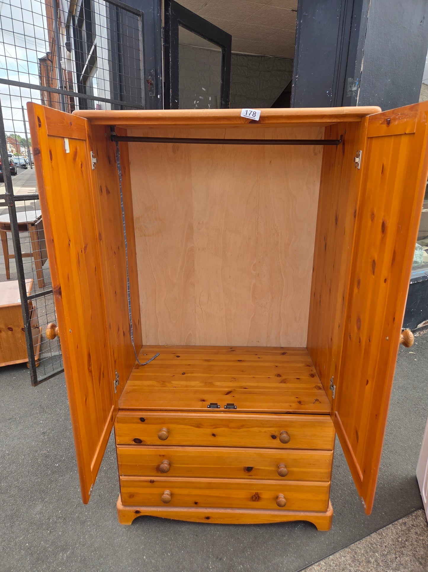 Low wardrobe 🌟 Free delivery in Leicester 🌟